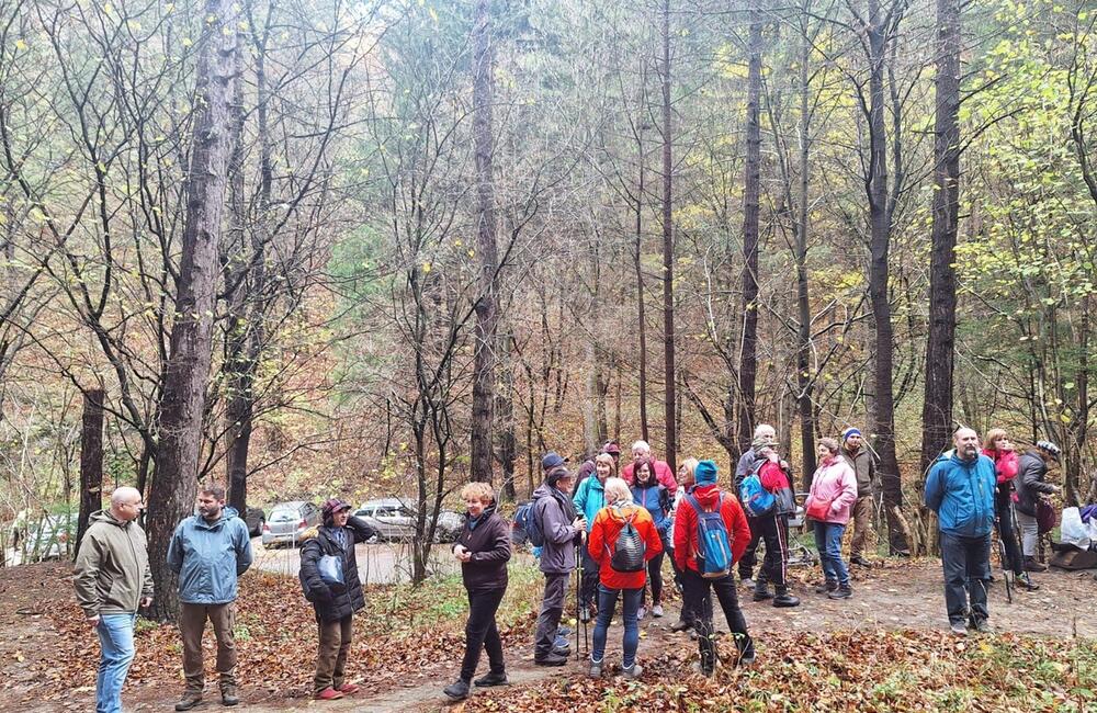 FOTO: Desiatky turistov z Považia sa lúčilo so sezónou. Symbolicky zamkli vyhľadávanú tiesňavu, foto 2