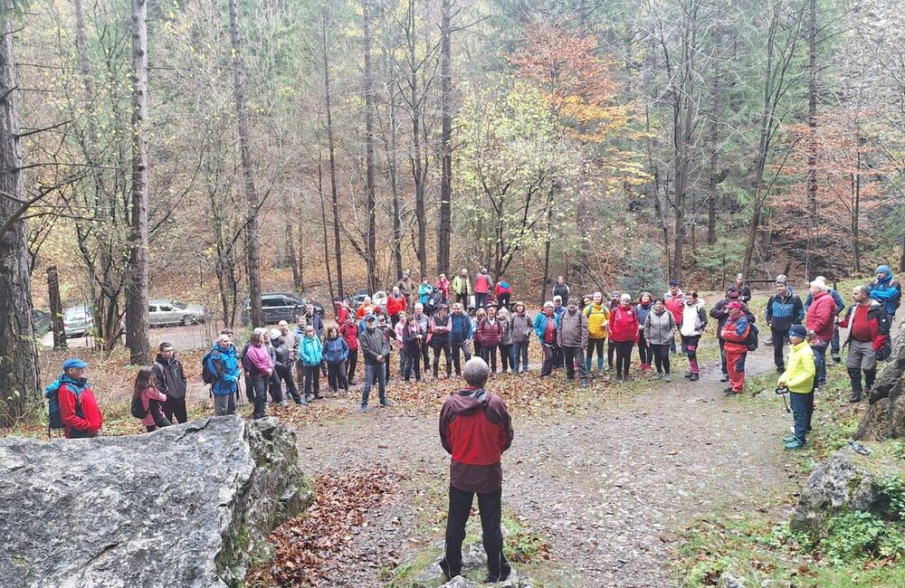 FOTO: Desiatky turistov z Považia sa lúčilo so sezónou. Symbolicky zamkli vyhľadávanú tiesňavu, foto 3