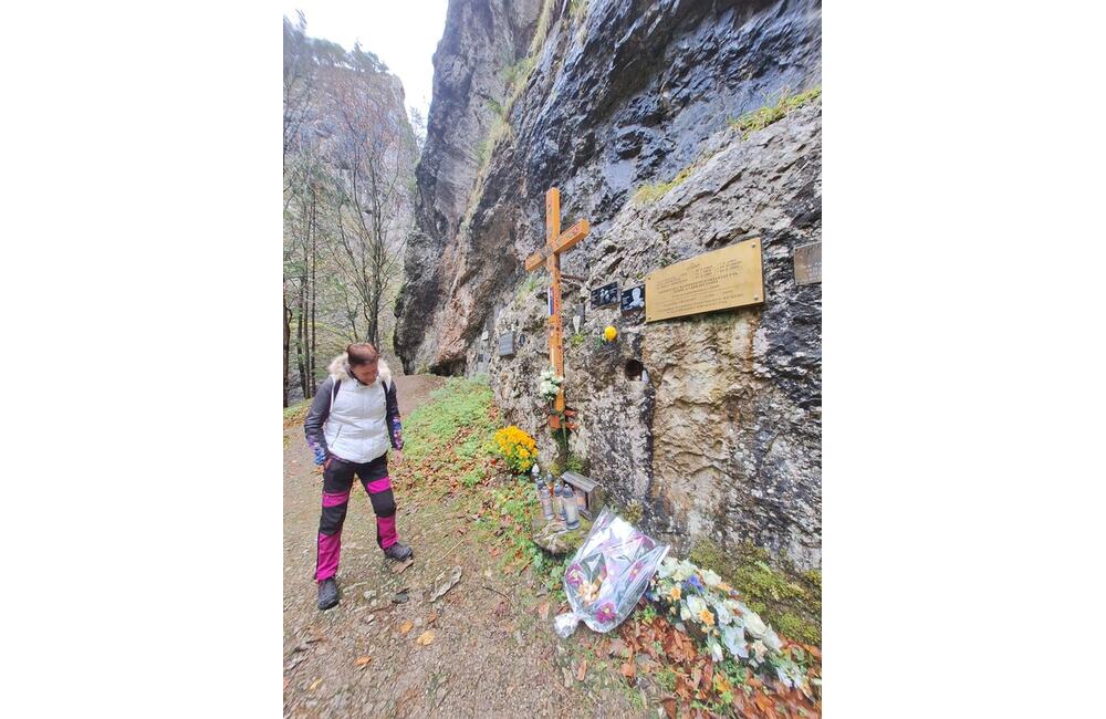 FOTO: Desiatky turistov z Považia sa lúčilo so sezónou. Symbolicky zamkli vyhľadávanú tiesňavu, foto 4