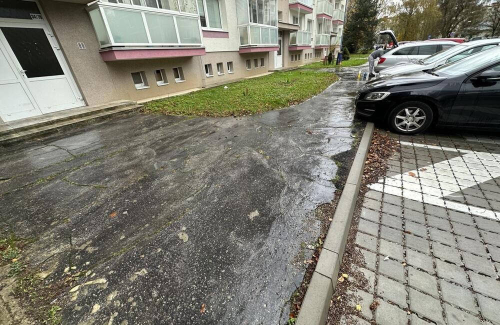 FOTO: Chodníky v meste na Považí dostanú nový šat. Samospráva sa pustila do ich opravy, foto 1