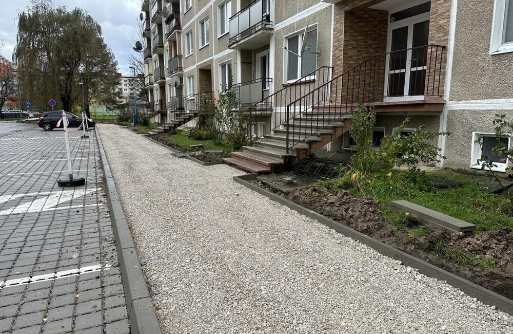 FOTO: Chodníky v meste na Považí dostanú nový šat. Samospráva sa pustila do ich opravy, foto 2