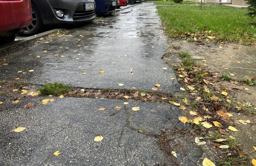 FOTO: Chodníky v meste na Považí dostanú nový šat. Samospráva sa pustila do ich opravy, foto 3