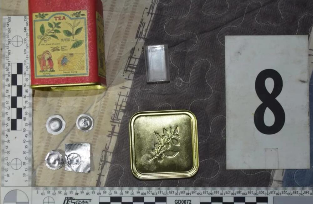 FOTO: Akčný zásah uprostred sídliska. Považskobystrickí policajti klepli po prstoch dílerom heroínu, foto 1