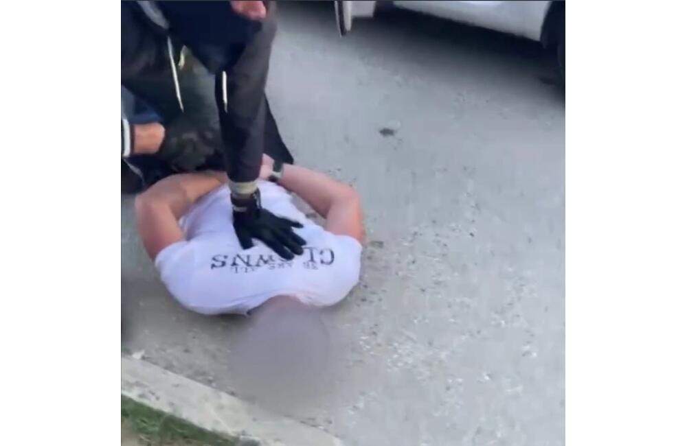 FOTO: Akčný zásah uprostred sídliska. Považskobystrickí policajti klepli po prstoch dílerom heroínu, foto 3