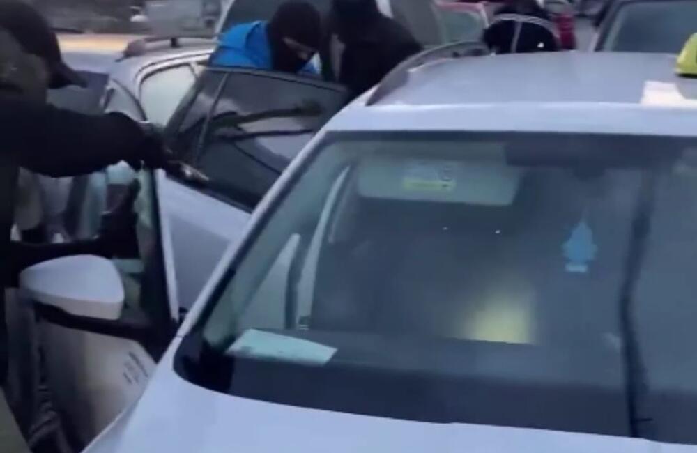 FOTO: Akčný zásah uprostred sídliska. Považskobystrickí policajti klepli po prstoch dílerom heroínu, foto 4