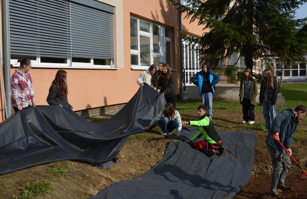 FOTO: Žiaci z Púchova vytvorili dažďovú záhradu, foto 9