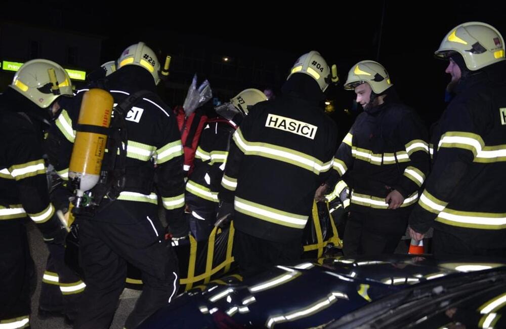 FOTO: Nočný zásah hasičov v budove mestského úradu , foto 1