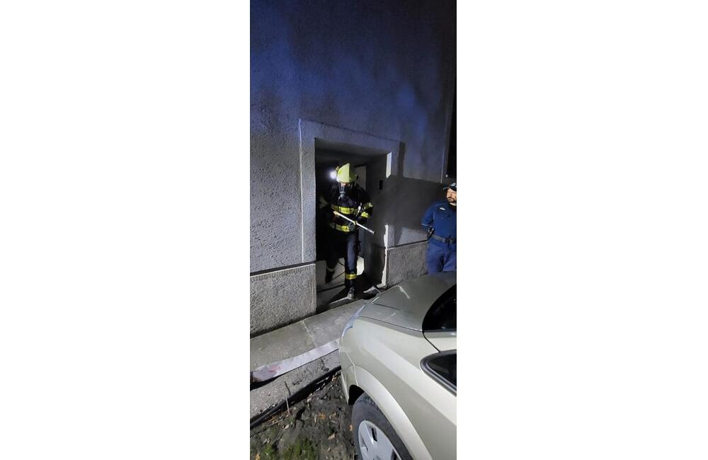 FOTO: Nočný zásah hasičov v budove mestského úradu , foto 4