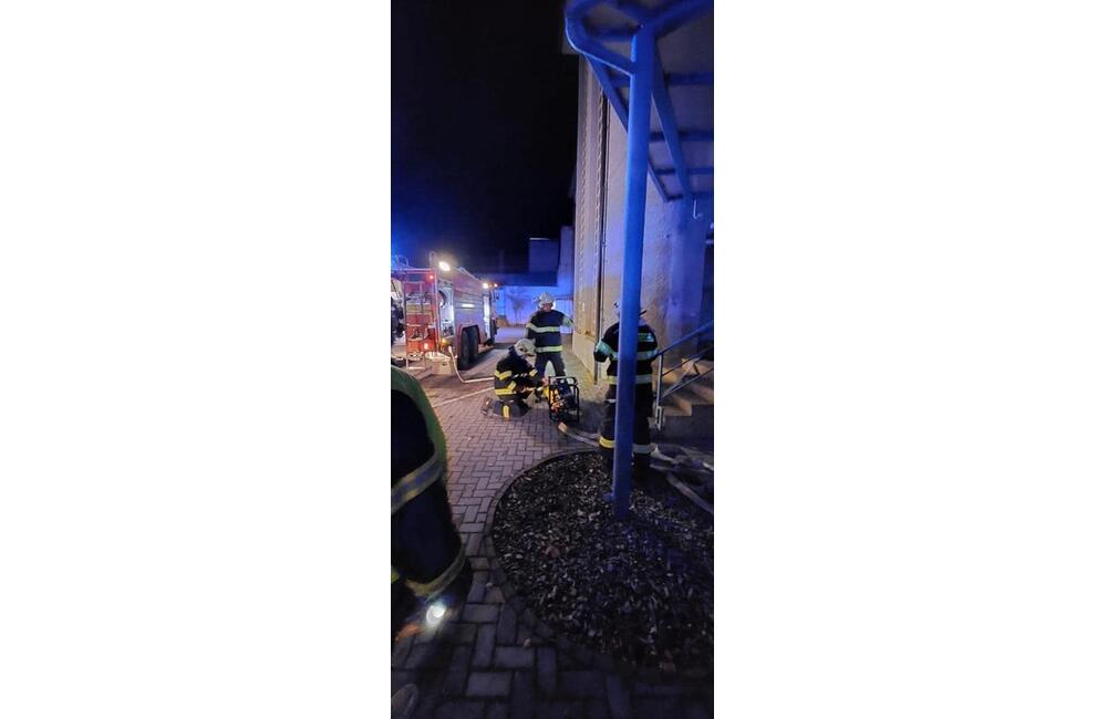 FOTO: Nočný zásah hasičov v budove mestského úradu , foto 5