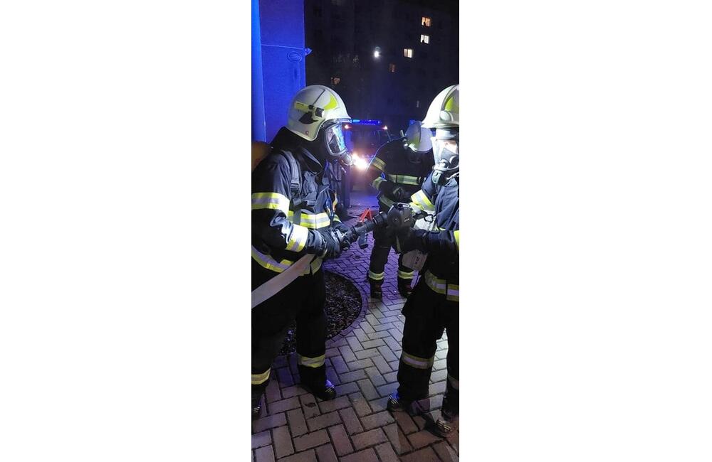 FOTO: Nočný zásah hasičov v budove mestského úradu , foto 6