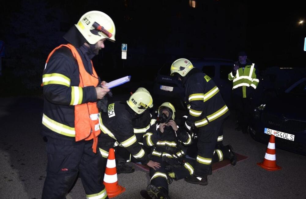 FOTO: Nočný zásah hasičov v budove mestského úradu , foto 8