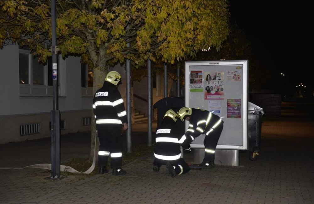 FOTO: Nočný zásah hasičov v budove mestského úradu , foto 9