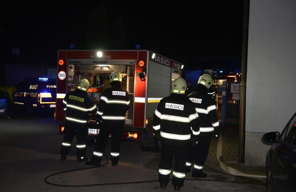 FOTO: Nočný zásah hasičov v budove mestského úradu , foto 11