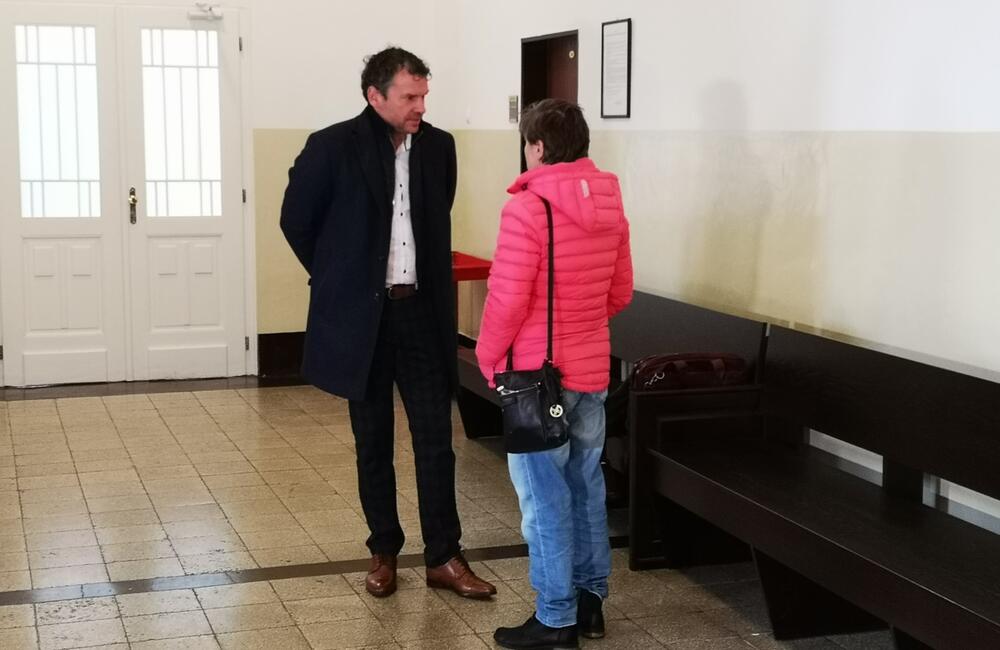 FOTO: Riaditeľku školy vláčili osem rokov po súdoch. Od učiteliek vraj brala časti odmien. Súd ju však oslobodil, foto 1