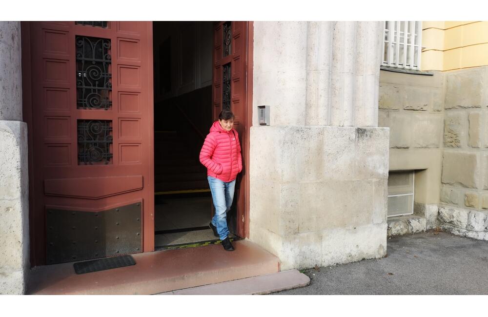 FOTO: Riaditeľku školy vláčili osem rokov po súdoch. Od učiteliek vraj brala časti odmien. Súd ju však oslobodil, foto 2