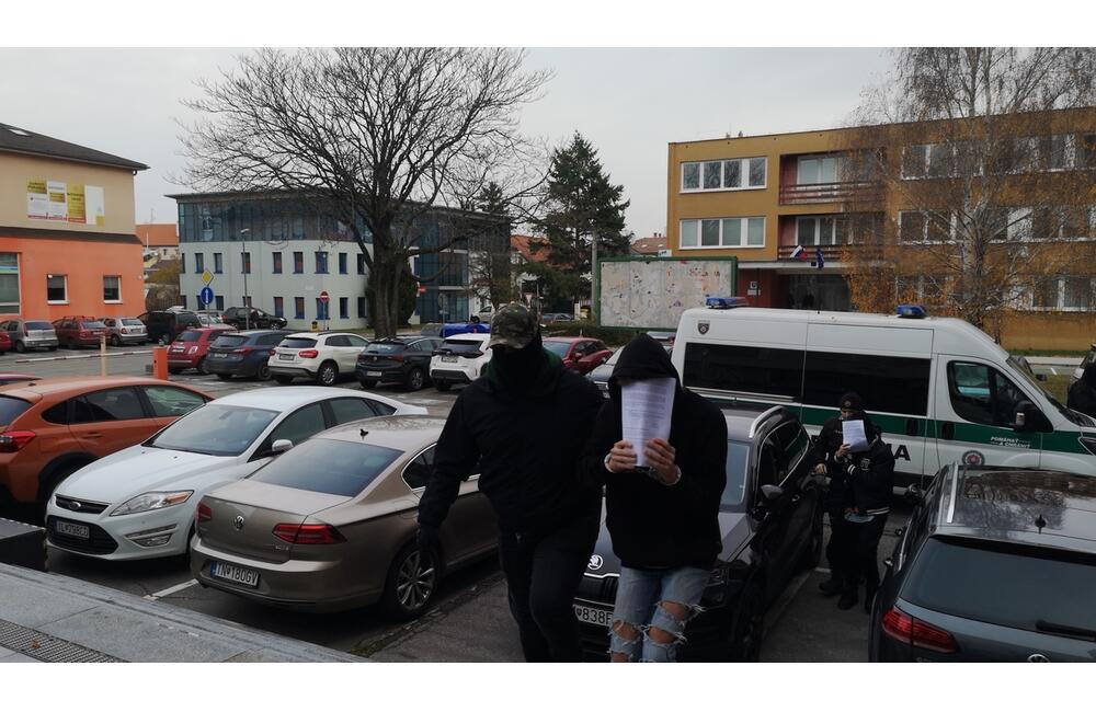 FOTO: V Trenčíne platili falošnými stovkami, skončili pred sudcom. Tínedžerom hrozia vysoké tresty!, foto 1