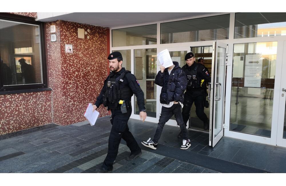 FOTO: V Trenčíne platili falošnými stovkami, skončili pred sudcom. Tínedžerom hrozia vysoké tresty!, foto 2