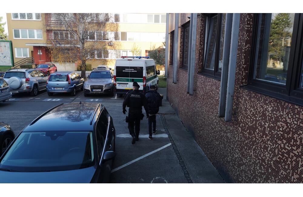 FOTO: V Trenčíne platili falošnými stovkami, skončili pred sudcom. Tínedžerom hrozia vysoké tresty!, foto 3
