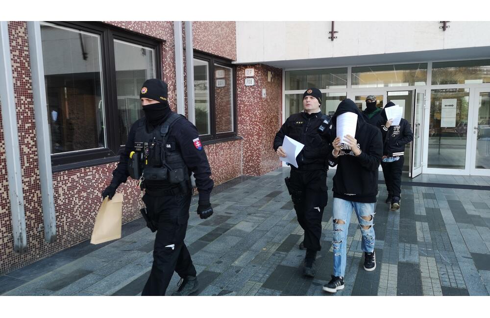 FOTO: V Trenčíne platili falošnými stovkami, skončili pred sudcom. Tínedžerom hrozia vysoké tresty!, foto 4