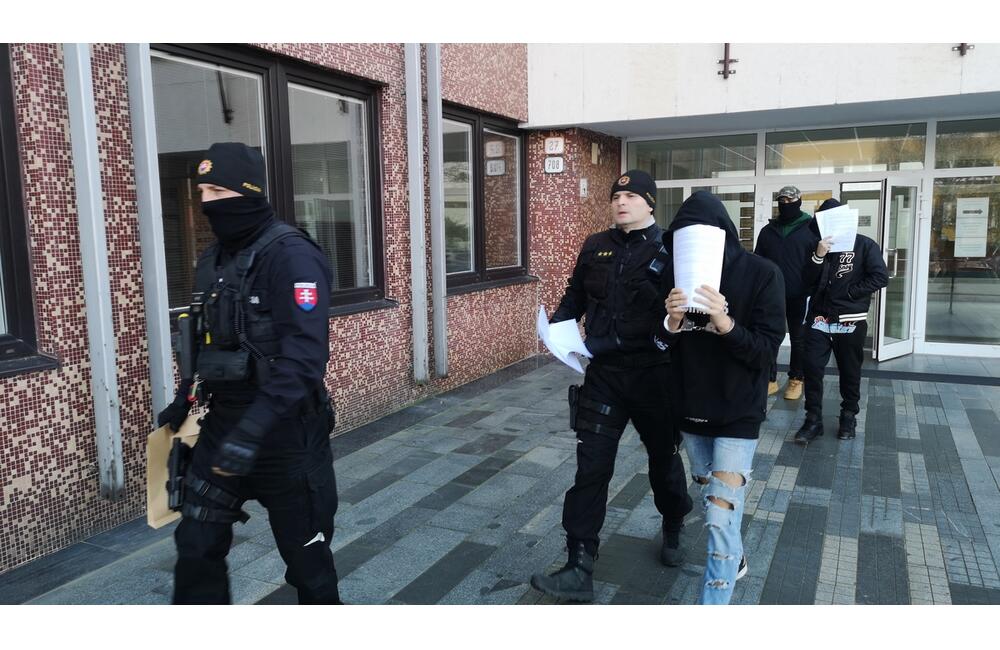 FOTO: V Trenčíne platili falošnými stovkami, skončili pred sudcom. Tínedžerom hrozia vysoké tresty!, foto 5