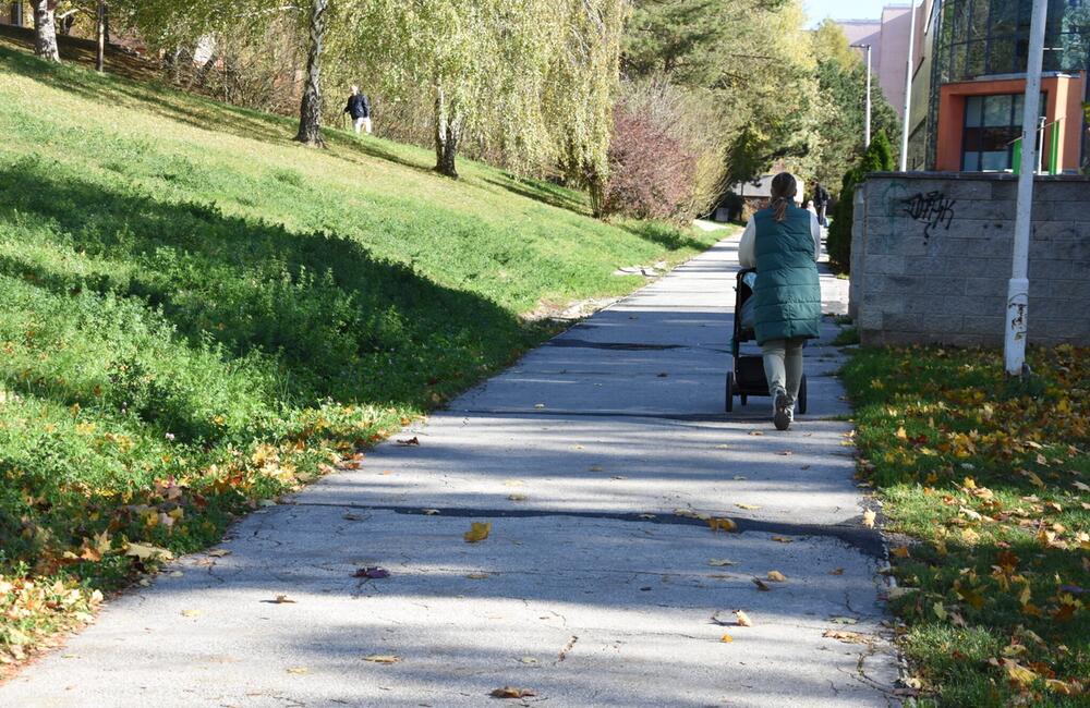 FOTO: Na najväčšom trenčianskom sídlisku obnovujú povrchy vytipovaných chodníkov, foto 1
