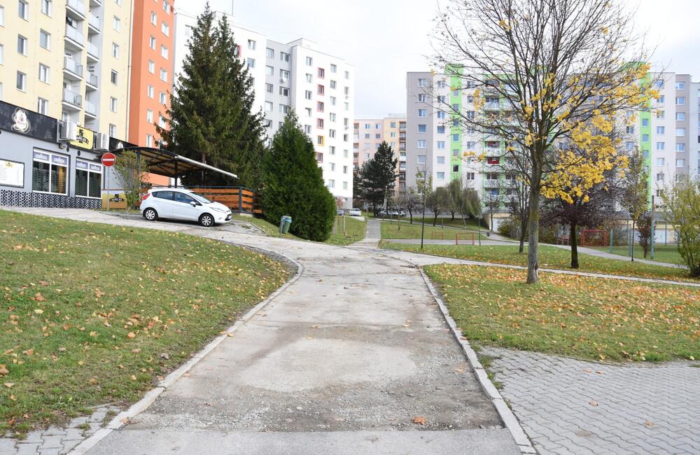 FOTO: Na najväčšom trenčianskom sídlisku obnovujú povrchy vytipovaných chodníkov, foto 3