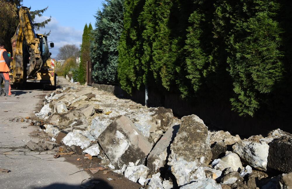 FOTO: Na najväčšom trenčianskom sídlisku obnovujú povrchy vytipovaných chodníkov, foto 4