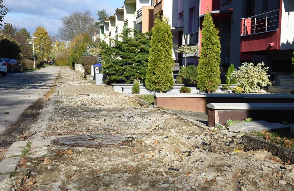 FOTO: Na najväčšom trenčianskom sídlisku obnovujú povrchy vytipovaných chodníkov, foto 5