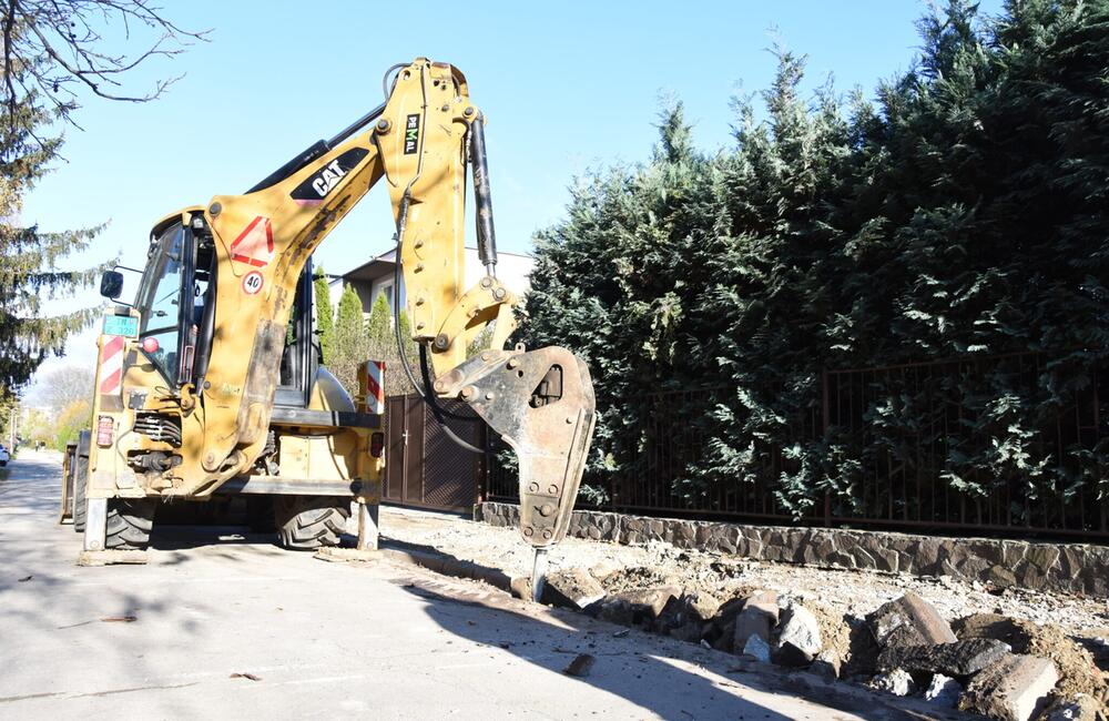 FOTO: Na najväčšom trenčianskom sídlisku obnovujú povrchy vytipovaných chodníkov, foto 6