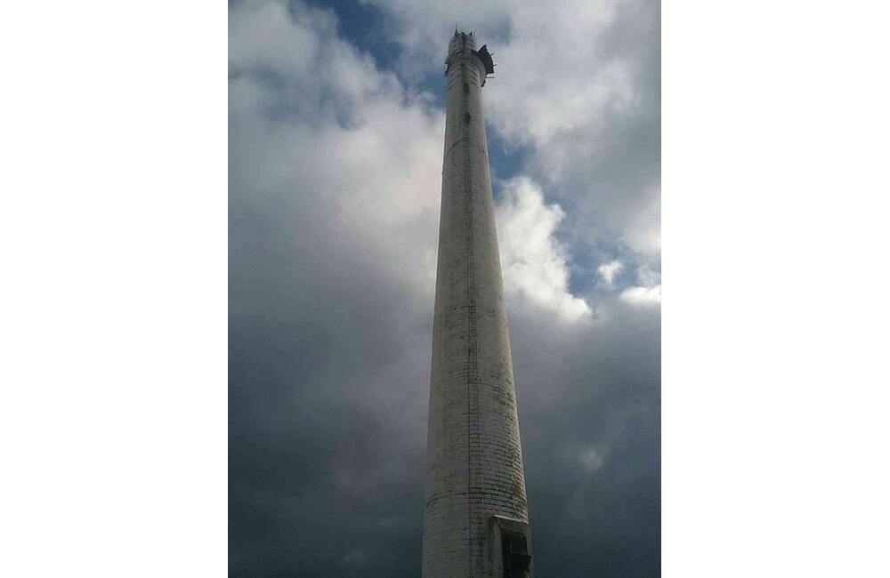 FOTO: Dramatická záchrana. Demolácia komína v Handlovej sa skončila takmer katastrofou, foto 1