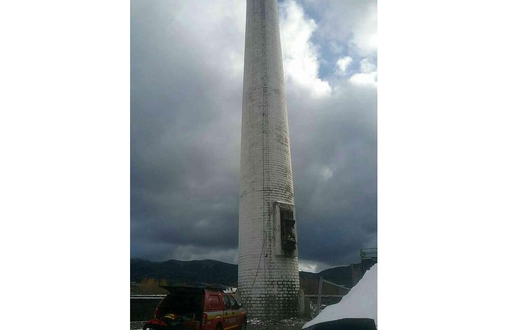 FOTO: Dramatická záchrana. Demolácia komína v Handlovej sa skončila takmer katastrofou, foto 2