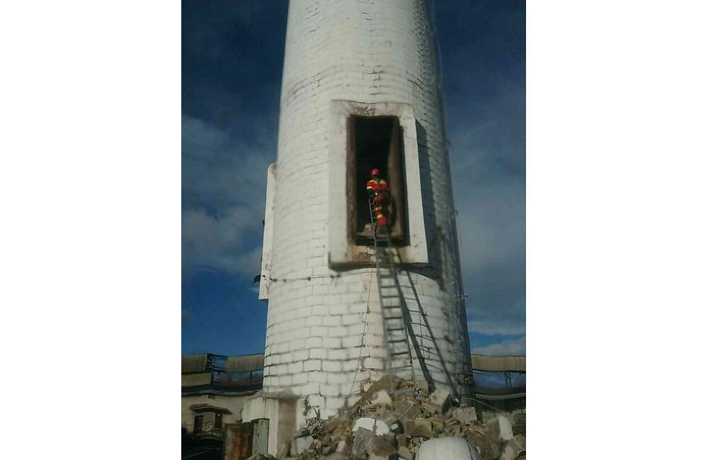 FOTO: Dramatická záchrana. Demolácia komína v Handlovej sa skončila takmer katastrofou, foto 3