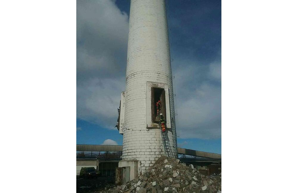 FOTO: Dramatická záchrana. Demolácia komína v Handlovej sa skončila takmer katastrofou, foto 4