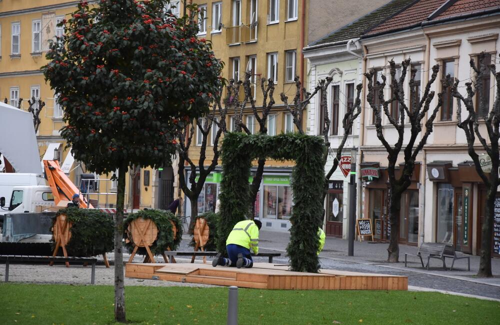 FOTO: Príprava Vianočných trhov v Trenčíne, foto 1