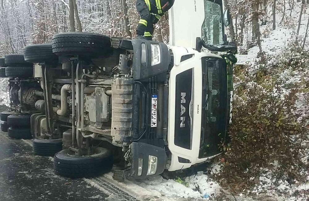 FOTO: Po desivej nehode ratovali hasiči vodiča nákladiaku zakliesneného v kabíne, foto 1