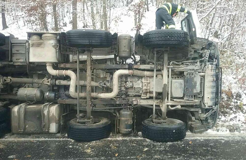FOTO: Po desivej nehode ratovali hasiči vodiča nákladiaku zakliesneného v kabíne, foto 2