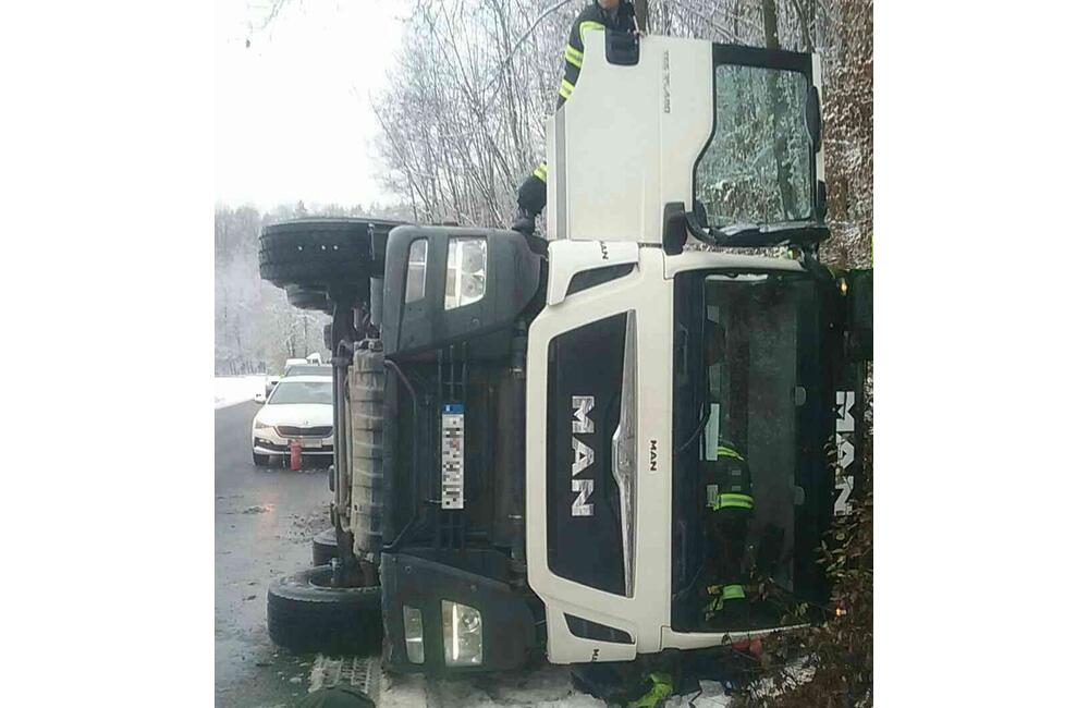 FOTO: Po desivej nehode ratovali hasiči vodiča nákladiaku zakliesneného v kabíne, foto 3