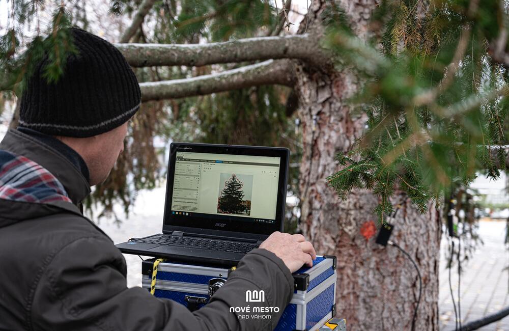 FOTO: Vianočný zázrak v meste na Považí. Novomošťenia nateraz o tradičný symbol Vianoc neprídu, foto 10