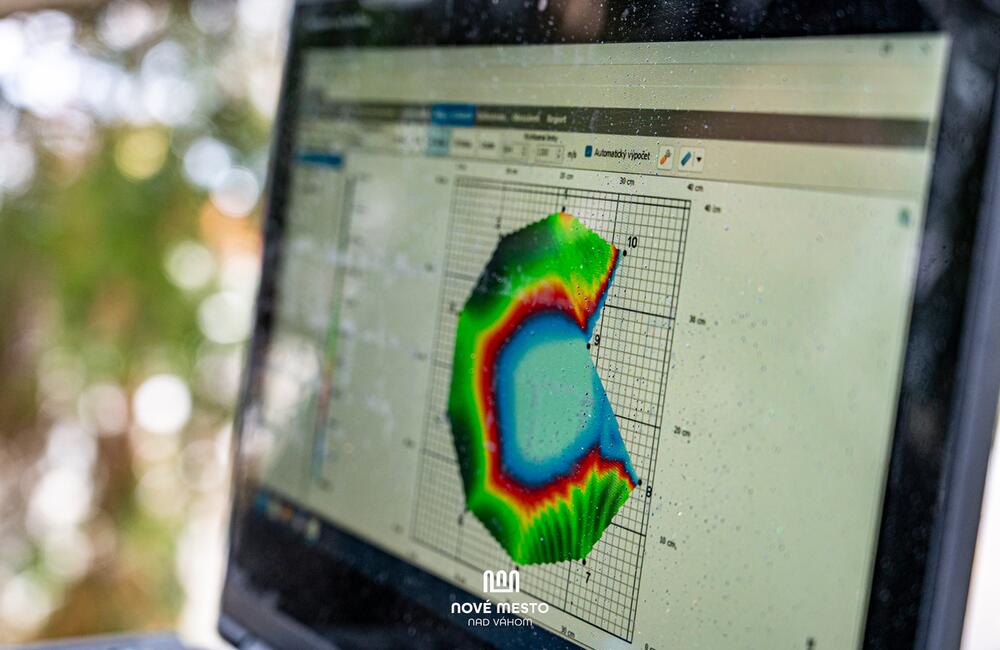 FOTO: Vianočný zázrak v meste na Považí. Novomošťenia nateraz o tradičný symbol Vianoc neprídu, foto 11
