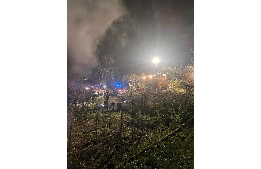 FOTO: V meste na Považí horelo. Hasiči uprostred noci bojovali s plameňmi, foto 1
