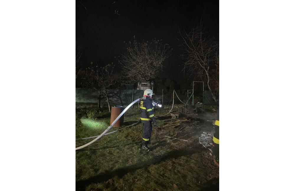 FOTO: V meste na Považí horelo. Hasiči uprostred noci bojovali s plameňmi, foto 2