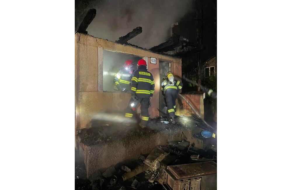 FOTO: V meste na Považí horelo. Hasiči uprostred noci bojovali s plameňmi, foto 3