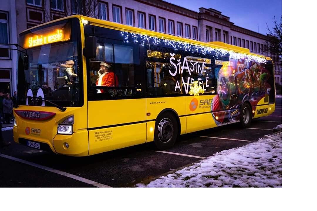 FOTO: Vianočný autobus aký nikde inde neuvidíte. Za jeho volantom sedí Mikuláš a tá výzdoba, foto 1