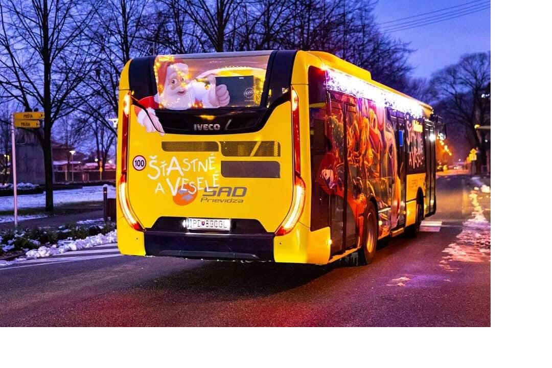 FOTO: Vianočný autobus aký nikde inde neuvidíte. Za jeho volantom sedí Mikuláš a tá výzdoba, foto 2