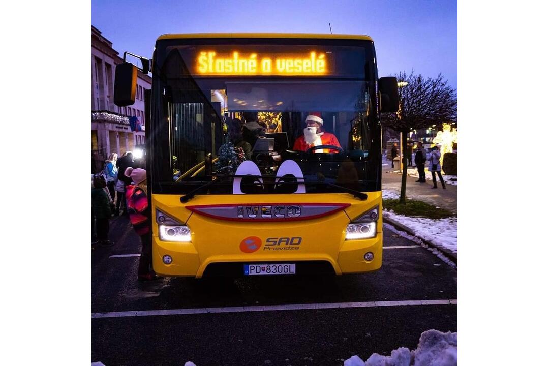 FOTO: Vianočný autobus aký nikde inde neuvidíte. Za jeho volantom sedí Mikuláš a tá výzdoba, foto 3