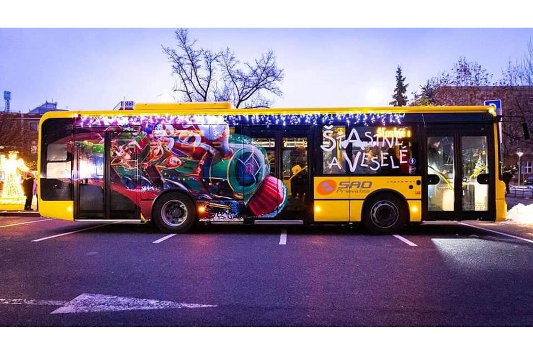 FOTO: Vianočný autobus aký nikde inde neuvidíte. Za jeho volantom sedí Mikuláš a tá výzdoba, foto 5