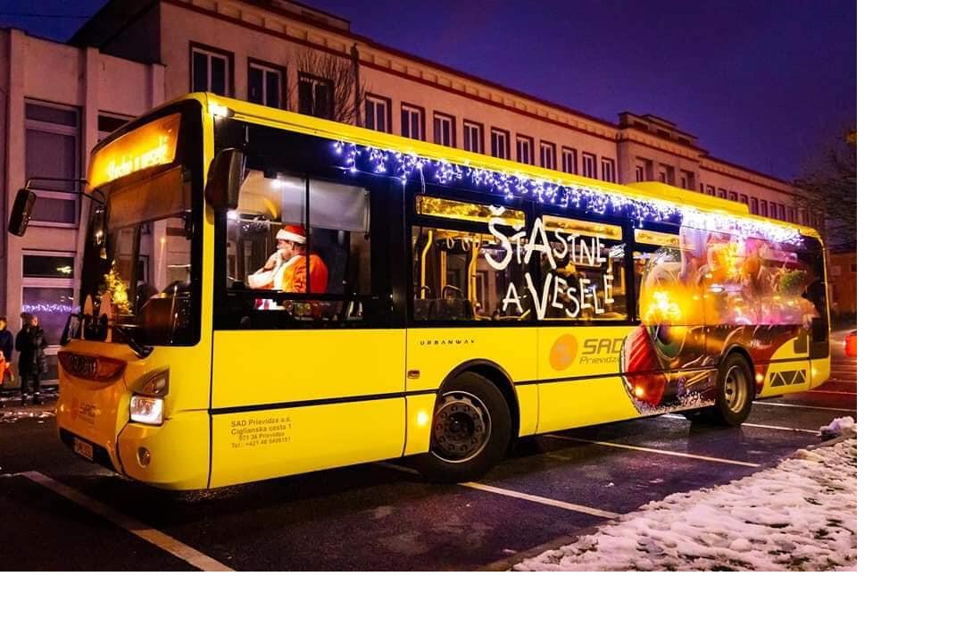 FOTO: Vianočný autobus aký nikde inde neuvidíte. Za jeho volantom sedí Mikuláš a tá výzdoba, foto 6