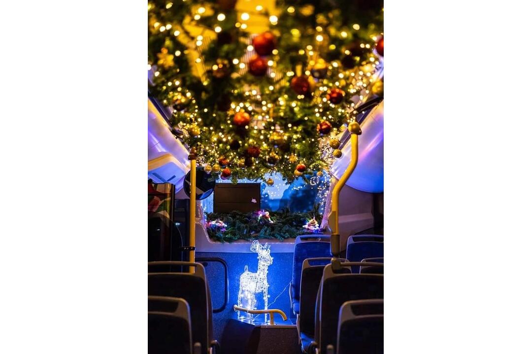 FOTO: Vianočný autobus aký nikde inde neuvidíte. Za jeho volantom sedí Mikuláš a tá výzdoba, foto 7