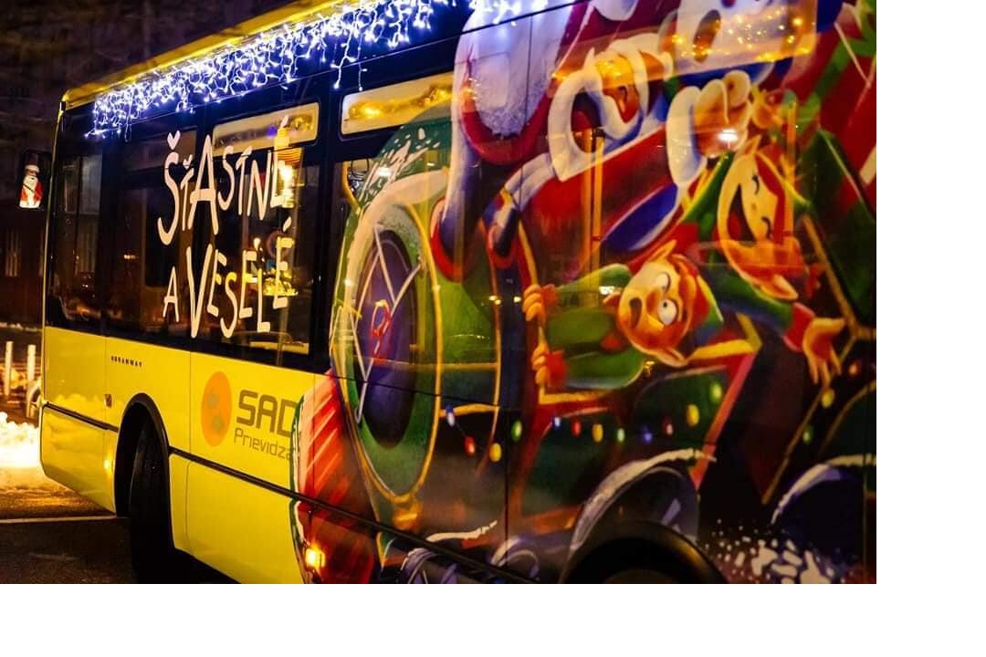 FOTO: Vianočný autobus aký nikde inde neuvidíte. Za jeho volantom sedí Mikuláš a tá výzdoba, foto 8