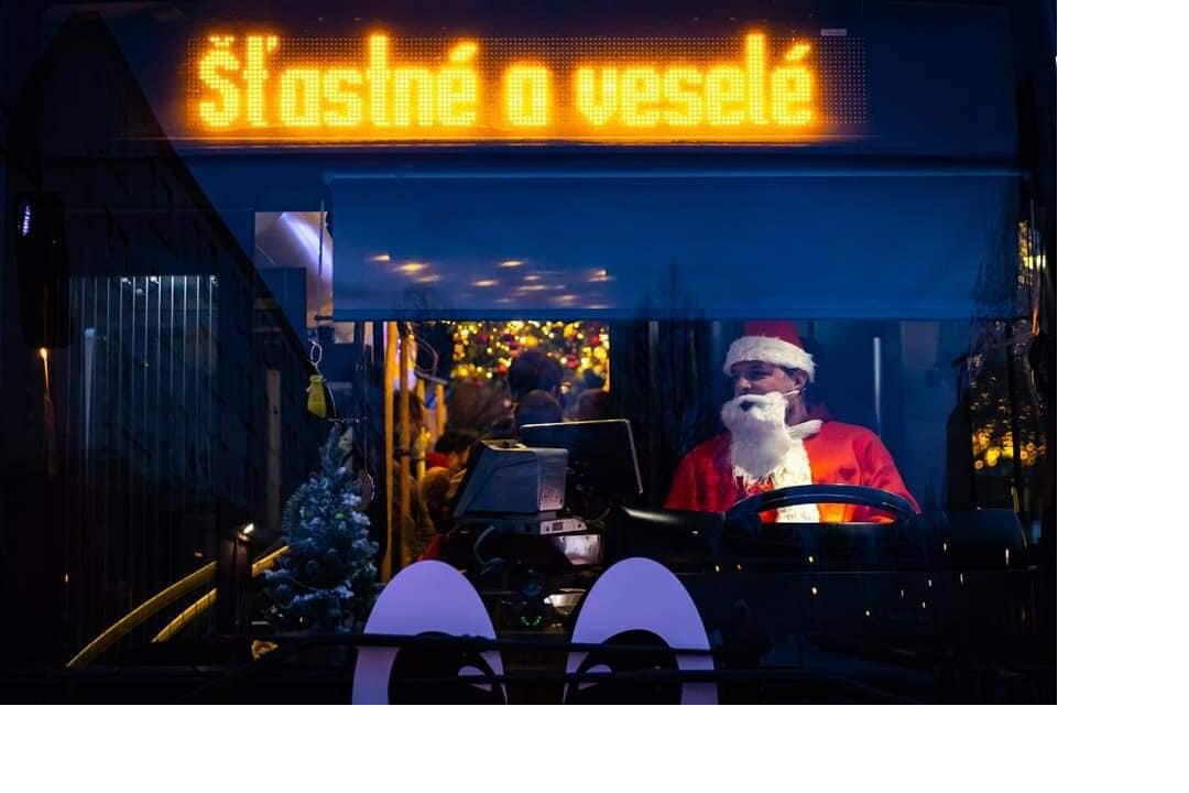 FOTO: Vianočný autobus aký nikde inde neuvidíte. Za jeho volantom sedí Mikuláš a tá výzdoba, foto 9